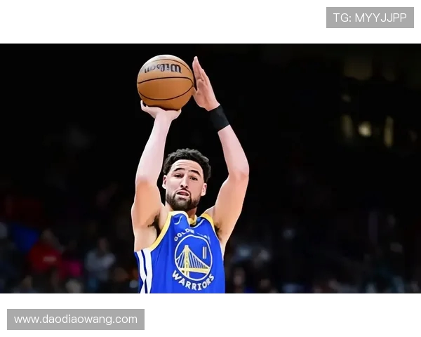 库里单挑突破汤普森杀入禁区上篮得手狂砍18分引爆全场领袖表现